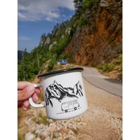 Emaille Tasse Berge Und Camper von HannibelleArts
