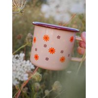 Emaille Tasse Retro Blumen Beige von HannibelleArts