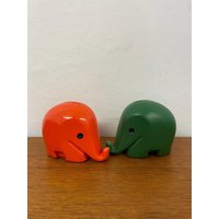 1/2 Luigi Colani Drumbo Elefant Spardose/Figur Von Der Dresdner Bank in Orange Oder Grün 70Er Mid Century Vintage von HannoverVintagestore