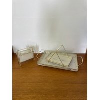 1/3 Brief -/Schreibtisch-Aufbewahrung Tablett Aus Metall in Weiß Und Gold 50Er Mid Century Vintage von HannoverVintagestore