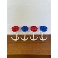 Set 4 Mid Century Garderoben-Haken Aus Kunststoff Und Metall in Rot Blau 70Er Vintage von HannoverVintagestore