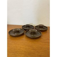 2/4 Set Mit 2 Studio Keramik Signierte Kerzenhalter in Braun 60Er Mid Century Vintage 2/4 Set Mit 2 Studio Keramik Signierte Kerzenhalter in Braun 60Er Mid Century Vintage von HannoverVintagestore
