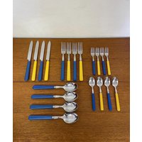 20-Teiliges Dibbern Besteck Set Im Memphis Stil Für 4 Personen in Blau Und Gelb Vintage 20-Teiliges Dibbern Besteck Set Im Memphis Stil Für 4 Personen in Blau Und Gelb Vintage von HannoverVintagestore