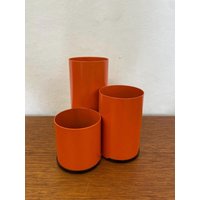 Deyhle Utensilo/Schreibtisch Organizer Stiftehalter Aus Metall in Orange 70Er Mid Century Vintage Deyhle Utensilo/Schreibtisch Organizer Stiftehalter Aus Metall in Orange 70Er Mid Century Vintage von HannoverVintagestore