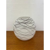 Große Runde Vase/Kugelvase Aus Glas in Weiß Mit Lilanem Muster 70Er Mid Century Vintage von HannoverVintagestore