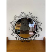 Großer Runder Wandspiegel/Spiegel Aus Verschnörkeltem Metall in Schwarz 70Er Mid Century Vintage von HannoverVintagestore