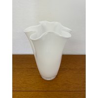 Holmegaard Sweden Vase Aus Glas in Weiß Mit Rüschen-Rand 70Er Mid Century Vintage von HannoverVintagestore