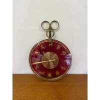 Junghans Quartz Zodiac Uhr/sternzeichen Wanduhr Aus Messing Und Kunststoff in Gold Rot 60Er 70Er Mid Century Vintage von HannoverVintagestore