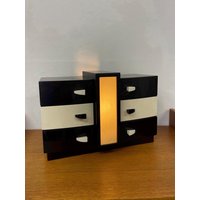 Kleine Kommode Mit Licht Und Schubladen Aus Holz in Schwarz Weiß 70Er 80Er Mid Century Vintage Kleine Kommode Mit Licht Und Schubladen Aus Holz in Schwarz Weiß 70Er 80Er Mid Century Vintage von HannoverVintagestore