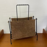 Mid Century Zeitschriftenständer/Zeitungsständer Aus Metall Und Wildleder 60Er Vintage von HannoverVintagestore