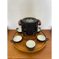 Richard Nissen Fondue Set Auf Rotierendem Tablett Aus Gusseisen Und Teakholz Made in Denmark 60Er Mid Century Vintage Richard Nissen Fondue Set Auf Rotierendem Tablett Aus Gusseisen Und Teakholz Made in Denmark 60Er Mid Century Vintage von HannoverVintagestore