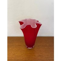 Rote Taschentuchvase/Vase Aus Massivem Glas in Rot 70Er Mid Century Vintage von HannoverVintagestore