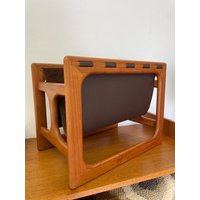 Salin Mobler Zeitschriftenständer/Zeitungsständer Von Aksel Kjersgaard Aus Teakholz Und Leder in Braun 60Er 70Er Mid Century Vintage von HannoverVintagestore