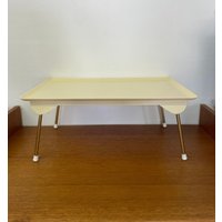 Schumm Trabant Tablett Aus Kunststoff in Weiß Mit Gold 60Er Mid Century Vintage von HannoverVintagestore