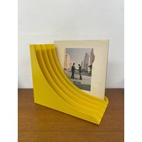 Schweizer Design Plattenständer/L-Regal Zur Aufbewahrung Von Lps Vinyl Aus Kunststoff in Gelb 70Er Mid Century Vintage Schweizer Design Plattenständer/L-Regal Zur Aufbewahrung Von Lps Vinyl Aus Kunststoff in Gelb 70Er Mid Century Vintage von HannoverVintagestore