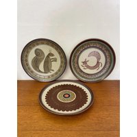 Set 3 Kmk Wandteller Mit Eichhörnchen, Blume Und Fuchs Aus Keramik 70Er Mid Century Vintage Set 3 Kmk Wandteller Mit Eichhörnchen, Blume Und Fuchs Aus Keramik 70Er Mid Century Vintage von HannoverVintagestore