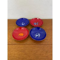 Set 4 Emaillierte Kupferschalen Mit Tier-Motiven in Blau Und Rot 60Er Mid Century Vintage Set 4 Emaillierte Kupferschalen Mit Tier-Motiven in Blau Und Rot 60Er Mid Century Vintage von HannoverVintagestore