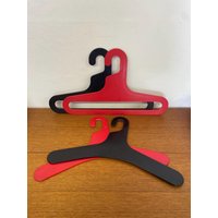 Set 4 Ingo Maurer Space Age Kleiderbügel Aus Kunststoff in Rot Und Schwarz 70Er Mid Century Vintage von HannoverVintagestore