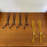 Set 6 Mid Century Garderoben-Haken/Kleiderhaken Vermutlich Von Walter Bosse in Schwarz Und Gelb 50Er Vintage von HannoverVintagestore