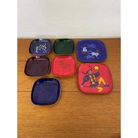 Set 7 Emaillierte Kupferschalen/Tellerchen Mit Narr-Motiven in Blau, Rot Und Grün 60Er Mid Century Vintage von HannoverVintagestore