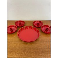 Set Herz Tablett & 4 Kerzenhalter Von Liesel Bahmann Kunsthandwerk Aus Blech in Rot Vintage Hochzeitsdeko Made Sweden Set Herz Tablett & 4 Kerzenhalter Von Liesel Bahmann Kunsthandwerk Aus Blech in Rot Vintage Hochzeitsdeko Made Sweden von HannoverVintagestore