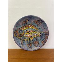 Signierte Fisch Wandkeramik/Wandteller Oder Schale Aus Keramik in Bunten Farben 70Er Mid Century Vintage Signierte Fisch Wandkeramik/Wandteller Oder Schale Aus Keramik in Bunten Farben 70Er Mid Century Vintage von HannoverVintagestore