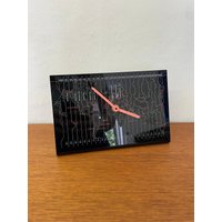 Tischuhr Mit Zeitzonen Aus Kunststoff in Schwarz Rot 70Er Mid Century Vintage von HannoverVintagestore