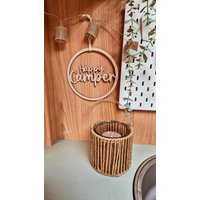 Holzschild „Happy Camper" - Wohnwagen Deko | Camping Geschenk Lasergravur Vanlife Wohnmobil Zubehör Für Camper von Hanobunt