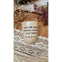 Keramik Kaffeebecher - Lustiger Spruch Mach Dir Lieber Erstmal Kaffee Statt Sorgen Nachhaltige Tasse Mit Herz-Design von Hanobunt
