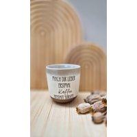 Keramik Kaffeebecher - Lustiger Spruch Mach Dir Lieber Erstmal Kaffee Statt Sorgen Nachhaltige Tasse Mit Herz-Design Keramik Kaffeebecher - Lustiger Spruch Mach Dir Lieber Erstmal Kaffee Statt Sorgen Nachhaltige Tasse Mit Herz-Design von Hanobunt