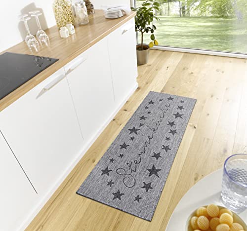 Hanse Home Cucina Küchenläufer Sterneküche – Teppichläufer mit Schriftzug Flachgewebe Küchenteppich rutschfest Teppich Läufer für Küche, Flur, Eingangsbereich, Esszimmer – 62x150cm, Anthrazit Hanse Home Cucina Küchenläufer Sterneküche – Teppichläufer mit Schriftzug Flachgewebe Küchenteppich rutschfest Teppich Läufer für Küche, Flur, Eingangsbereich, Esszimmer – 62x150cm, Anthrazit von Hanse Home