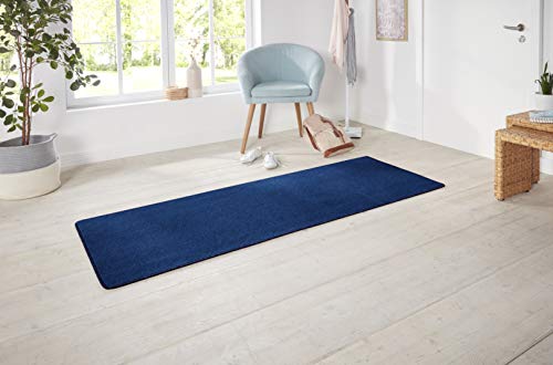 Hanse Home Läufer Nasty – Flauschiger Kurzflor Teppich Einfarbig Unifarben für Esszimmer, Wohnzimmer, Kinderzimmer, Flur, Schlafzimmer, Küche – Uni Blau, 80x200cm Hanse Home Läufer Nasty – Flauschiger Kurzflor Teppich Einfarbig Unifarben für Esszimmer, Wohnzimmer, Kinderzimmer, Flur, Schlafzimmer, Küche – Uni Blau, 80x200cm von Hanse Home