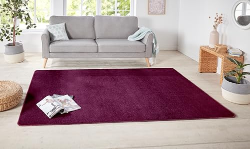 Hanse Home Nasty Teppich – Wohnzimmerteppich Flauschiger Kurzflor Einfarbig Unifarben für Esszimmer, Wohnzimmer, Kinderzimmer, Flur, Schlafzimmer, Küche, Uni Brombeere, 140x200 cm von Hanse Home