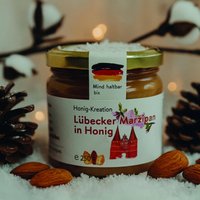 Lübecker Marzipan Honig - Norddeutscher Blütenhonig Mit Feinem | Handgemacht Geschenkidee Hanse Lübecker Marzipan Honig - Norddeutscher Blütenhonig Mit Feinem | Handgemacht Geschenkidee Hanse von HanseHonigShop