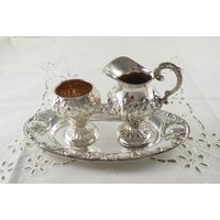 Vintage Massiv Sterling Silber Milch Und Zucker Mit Tablett, Milchkännchen, Zuckerdose, Passendes Verschnörgelt Design, Hersteller Otto Wolter Vintage Massiv Sterling Silber Milch Und Zucker Mit Tablett, Milchkännchen, Zuckerdose, Passendes Verschnörgelt Design, Hersteller Otto Wolter von HanseaticSilver