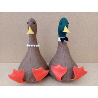Cooler Ententürstopper/Buchstützen. Stockenten Entenpaar Mit Fliege Und Perlenkette - Flach Verpackt Hochzeitsgeschenk Jahrestag Pärchen Cooler Ententürstopper/Buchstützen. Stockenten Entenpaar Mit Fliege Und Perlenkette - Flach Verpackt Hochzeitsgeschenk Jahrestag Pärchen von LeCoolCanard