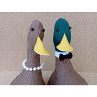 Cooler Ententürstopper/Buchstützen. Stockenten Entenpaar Mit Fliege Und Perlenkette - Flach Verpackt Hochzeitsgeschenk Jahrestag Pärchen Cooler Ententürstopper/Buchstützen. Stockenten Entenpaar Mit Fliege Und Perlenkette - Flach Verpackt Hochzeitsgeschenk Jahrestag Pärchen von LeCoolCanard