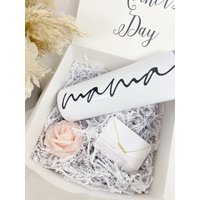 Mama Becher-Mama Geschenke- Geschenk-Box Für Neue Mama- Baby-Dusche-Geschenk-Idee- Baby Ankündigung Schwangerschaft Idee Zu Sein - Personalisierte von HappilyChicDesigns