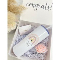 Mama in Der Herstellung Becher - Regenbogen Baby Geschenk Schwangerschaft Unfruchtbarkeit Ivf Offenbaren Geschlecht Für Sein von HappilyChicDesigns