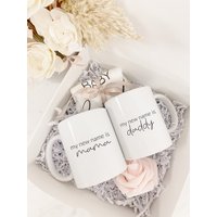 Mein Neuer Name Ist Mama Papa Tassen - Neue Eltern Erwarten Geschenkbox Baby Ankündigung Geschlecht Offenbaren Schwangerschaft Onesi von HappilyChicDesigns