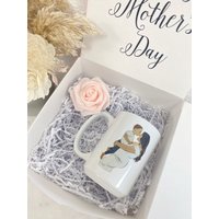 Muttertags-Box Individuell Gezeichnete Familientasse - Familienillustrationszeichnung Personalisierte Mama-Tasse Einzigartiges Geschenk Für Mama von HappilyChicDesigns