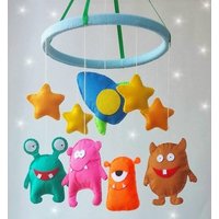Filz Nursery Krippe Mobile Alien-Kinderbett Hängt Monster Baby Mädchen Handy von HappinessBabyToys