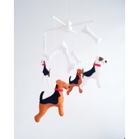 Welsh Terrier Und Fox Baby Krippen Mobile von HappinessBabyToys