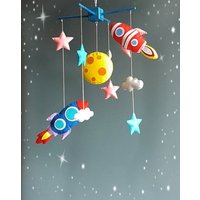 Weltraum Baby Mobile Kinderzimmer, Raketen Mobile, Sonnensystem Mond Sterne Filz Bett Hängefilz Weltraum Baby Mobile Kinderzimmer, Raketen Mobile, Sonnensystem Mond Sterne Filz Bett Hängefilz von HappinessBabyToys