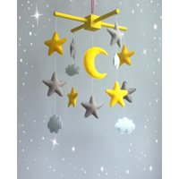 sterne Baby Mobile Grau Gelb Mobile Mond Wolke Junge Mädchen Kinderzimmer von HappinessBabyToys