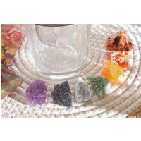 7-Chakra-Steine Set Mit Glas Und Sieb | Wassersteine Edelsteinwasser 7-Chakras Energiewasser 7 Kristallen Chakra Steine von HappinessandLoveDE