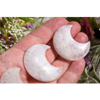 Geschnitzter Mond Aus Mondstein | Carving Moon From Moonstone Echter Ethisch Und Fair von HappinessandLoveDE