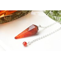 Karneol Pendel Wahlweise Mit Pendelbrett Und Pendeltasche | Edelsteinpendel Aus Karneolpendel Kristallpendel von HappinessandLoveDE