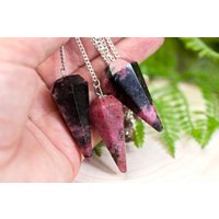 Pendel Rhodonit Mit Pendelbrett Und Pendeltasche | Edelsteinpendel Aus Set Brett Tasche Rhodonitpendel Pendel Rhodonit Mit Pendelbrett Und Pendeltasche | Edelsteinpendel Aus Set Brett Tasche Rhodonitpendel von HappinessandLoveDE