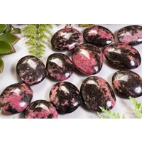 Rhodonit Seifenstein | Handstein Trommelstein Palmstein Aus Madagaskar Ethisch Und Fair von HappinessandLoveDE